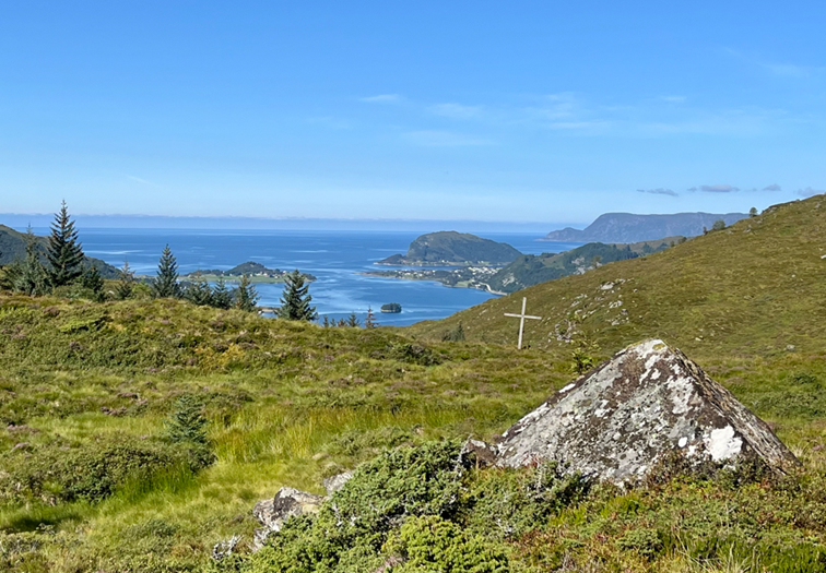 Naturfoto, utsikt frå KOngevegen over Mannseidet mot Selja og Stadhavet. - Klikk for stort bilete